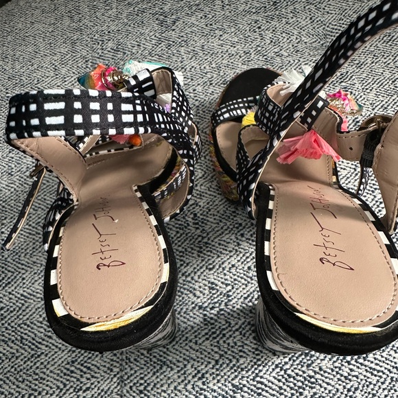 Betsy Johnson Seashell Sandals/Heels Colorful Size 6 - Picture 4 of 5